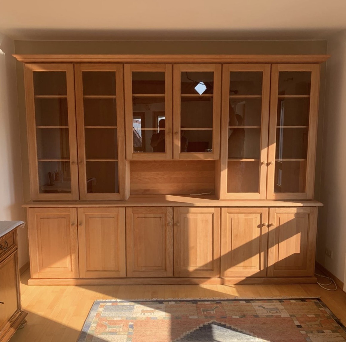 Wandschrank aus Buche Massiv mit Vitrinenaufsatz – Maßanfertigung